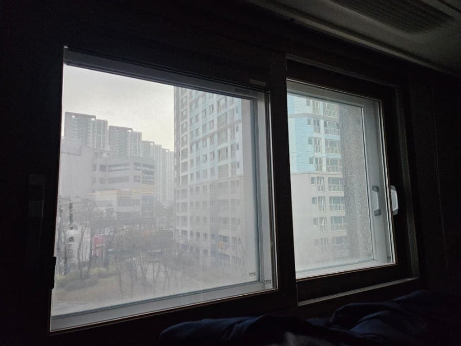 안방 창문 — 청소 전