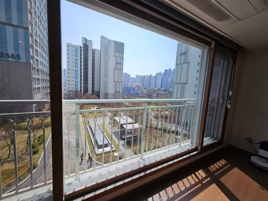 거실 코너 통창 — 청소 후
