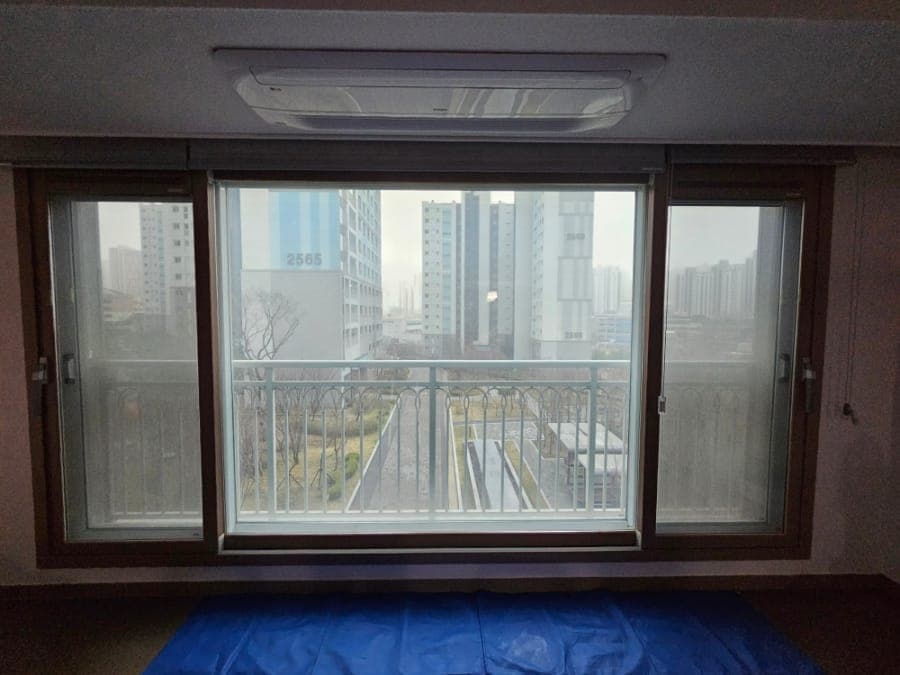 거실 통창 — 청소 전