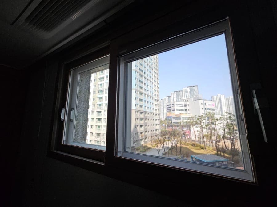 방 창문 — 청소 후