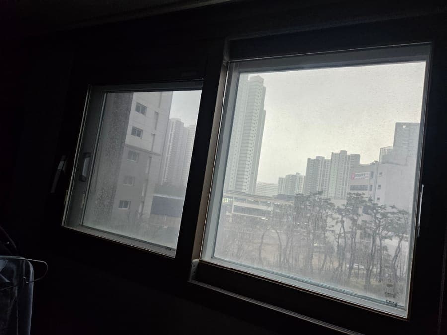방 창문 — 청소 전