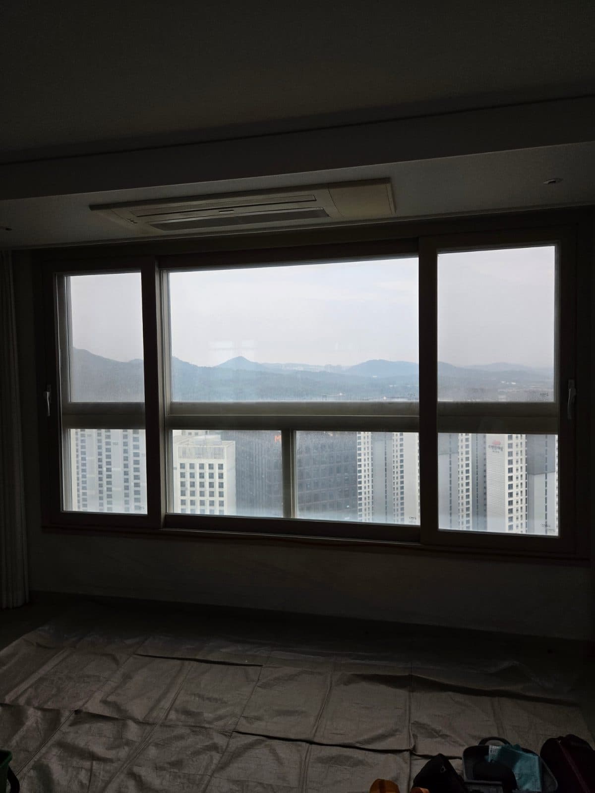거실 이중창 — 청소 전