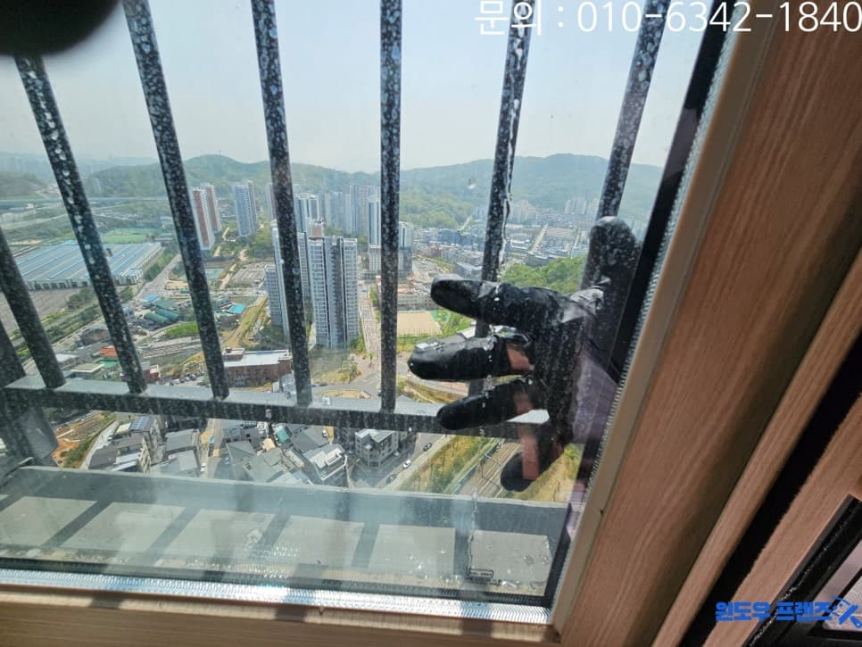 중랑구 망우동 유리창청소 신내역 시티 프라디움 물때 제거 완벽하게 — 청소 전