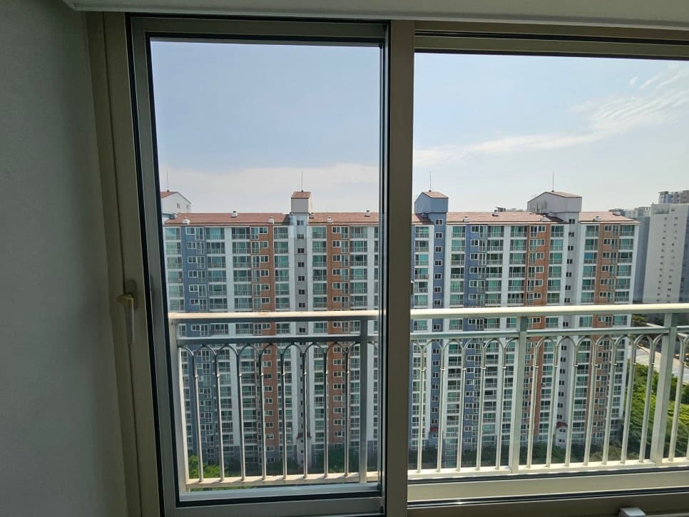용인시 성복동 유리창청소 리모델링 후 창문 창틀 먼지제거 및 차단 — 청소 후
