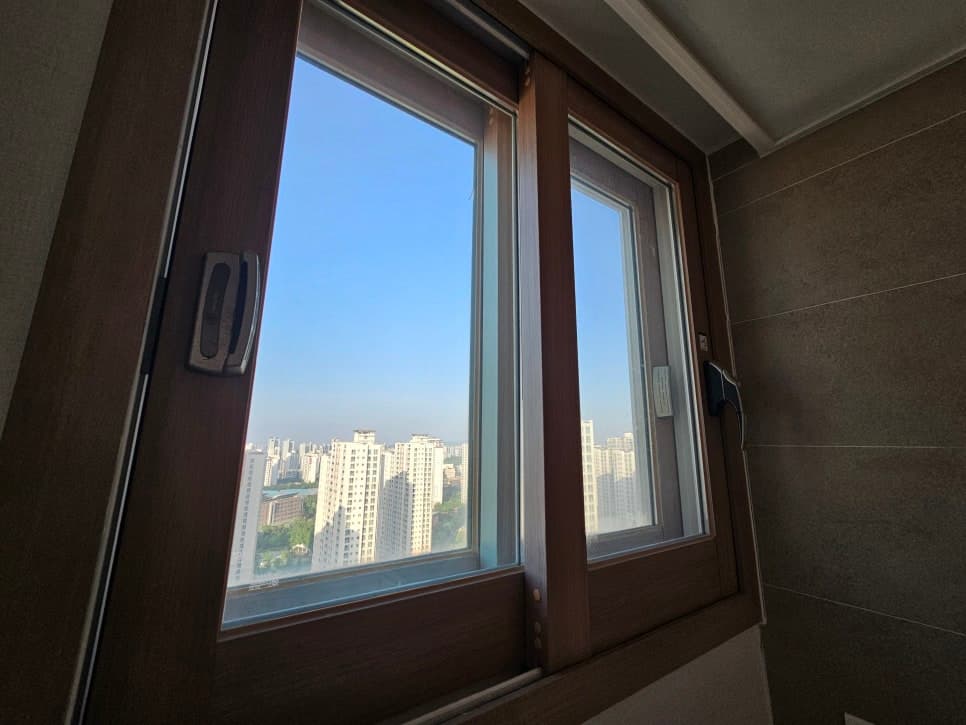 파주시 야당동 유리창청소 복층 창문도 문제없이 해결 한빛마을캐슬앤칸타빌5단지 — 청소 전