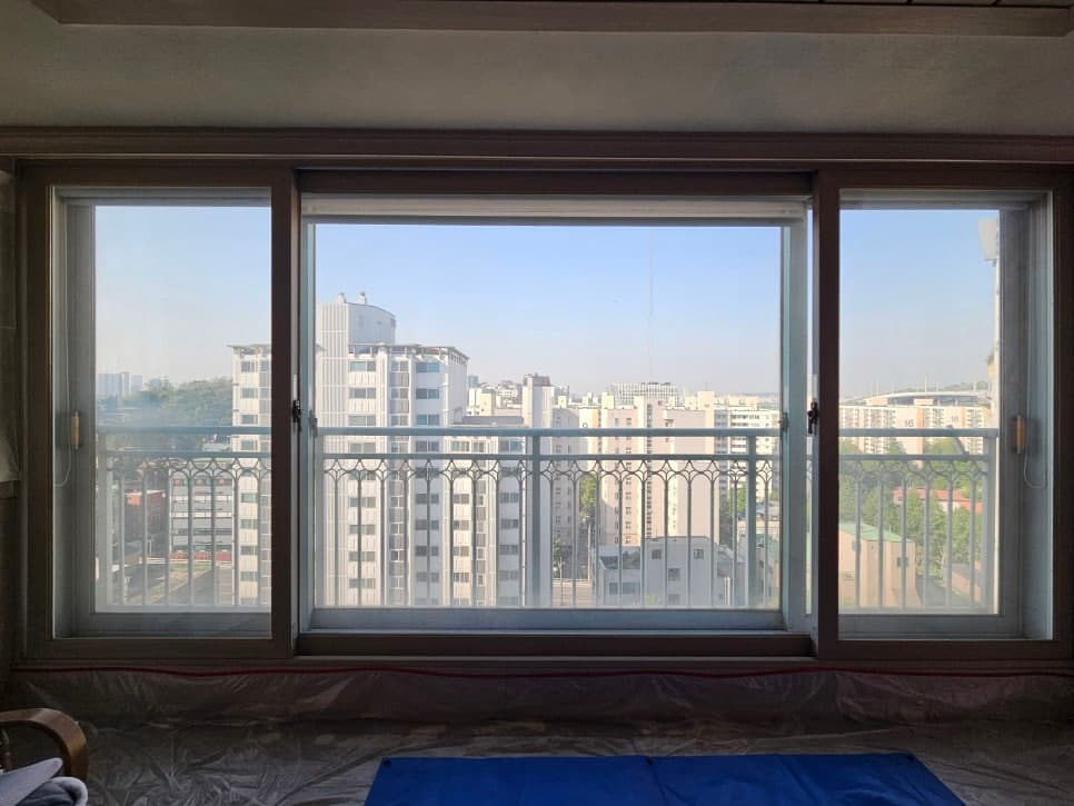 거실대창 — 청소 전
