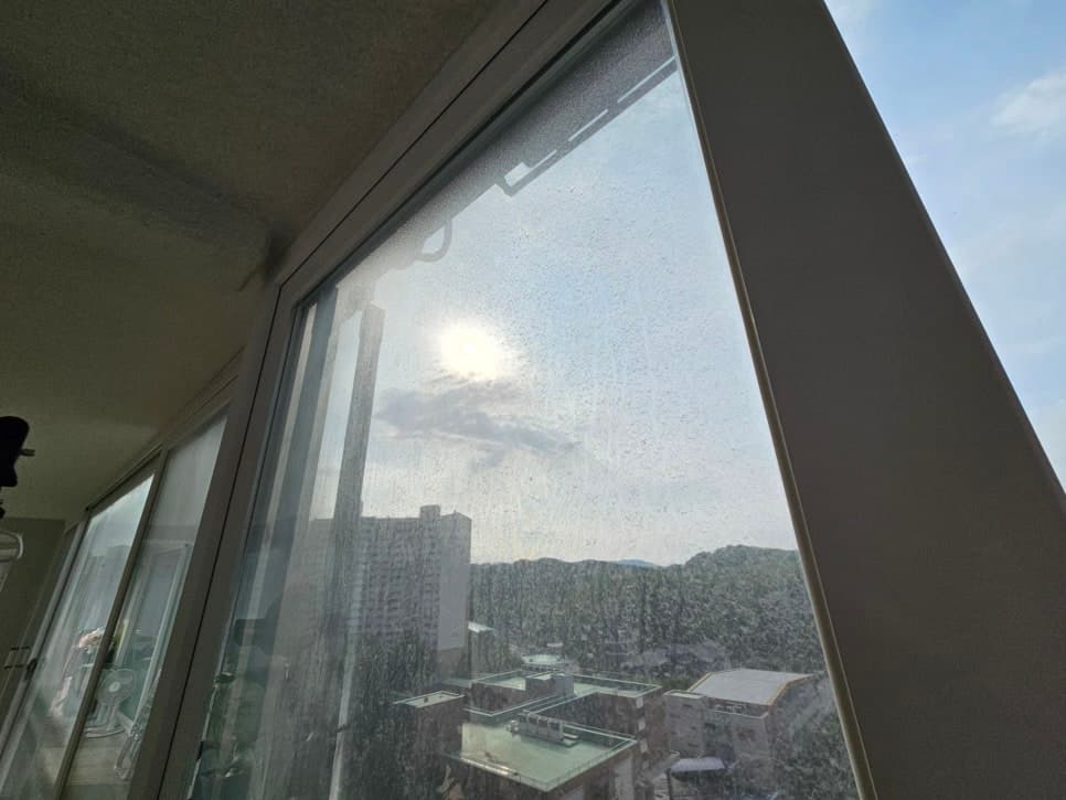베란다창문 — 청소 전