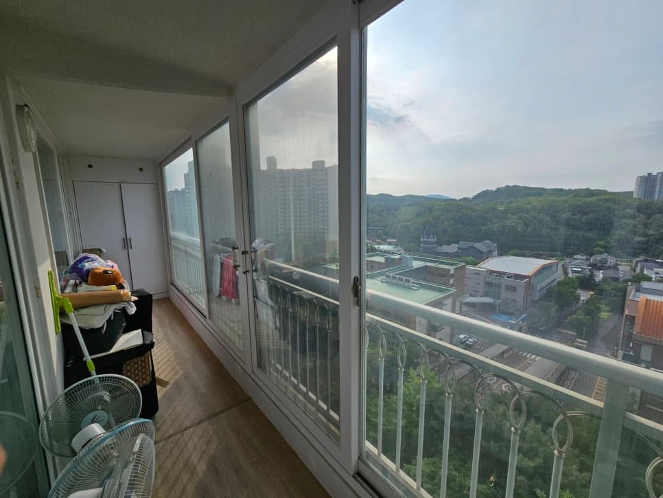 베란다창문 — 청소 전