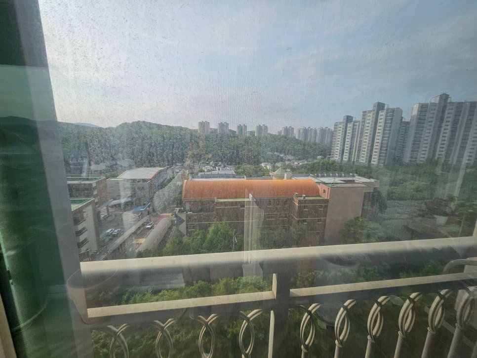 베란다창문 — 청소 전