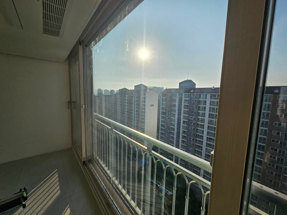 용인시 성복동 유리창청소 리모델링 후 창문 창틀 먼지제거 및 차단 — 청소 전