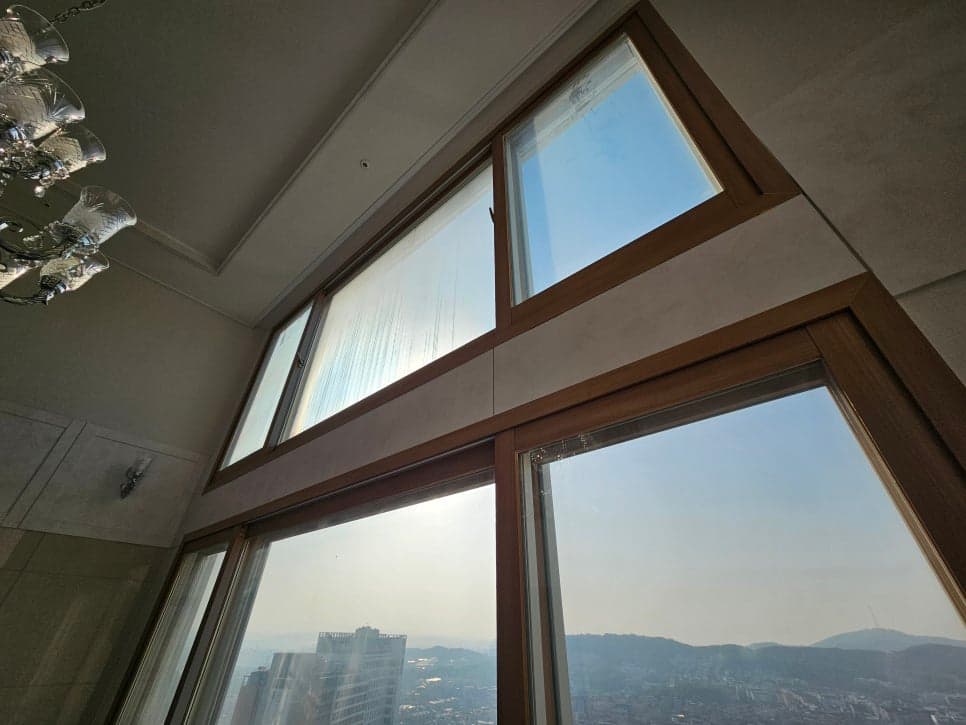 파주시 야당동 유리창청소 복층 창문도 문제없이 해결 한빛마을캐슬앤칸타빌5단지 — 청소 전