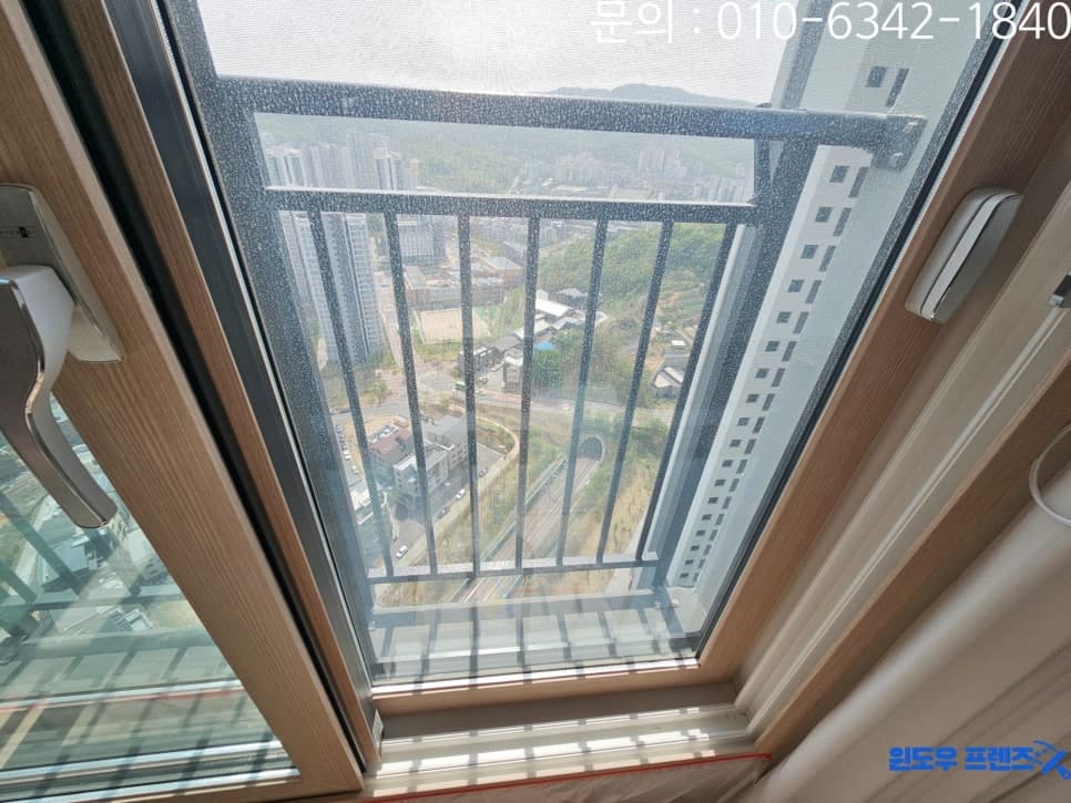 중랑구 망우동 유리창청소 신내역 시티 프라디움 물때 제거 완벽하게 — 청소 전