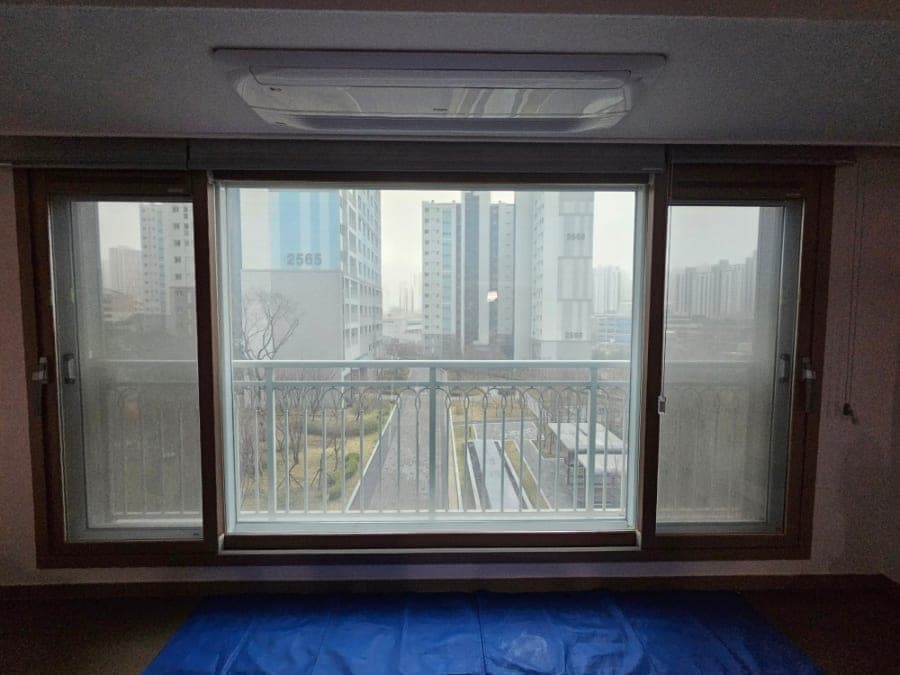 거실 통창 — 청소 전