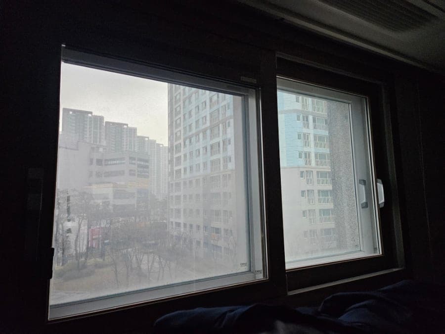 작은방 창 — 청소 전