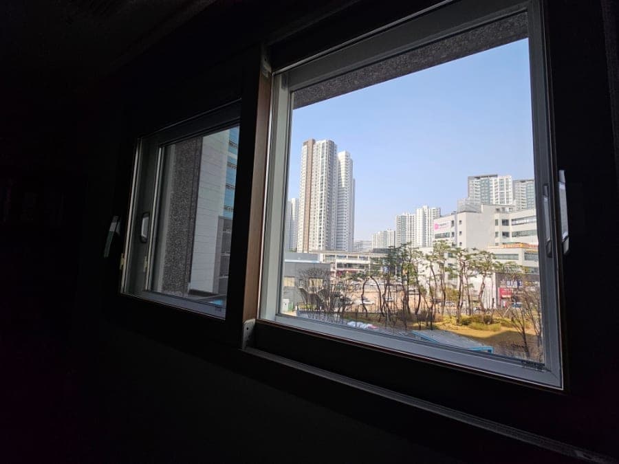방 창문 — 청소 후