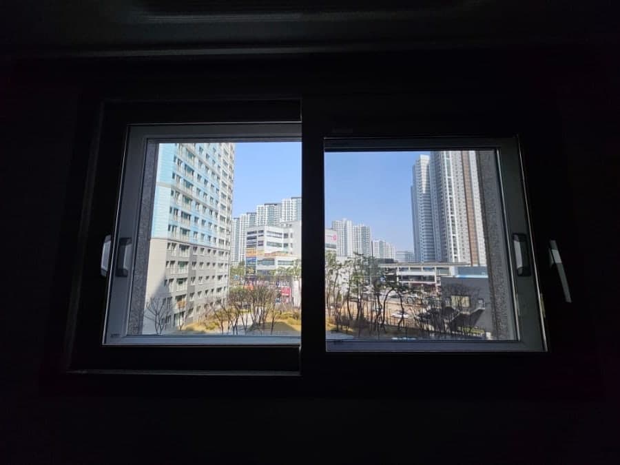 작은방 창 — 청소 후