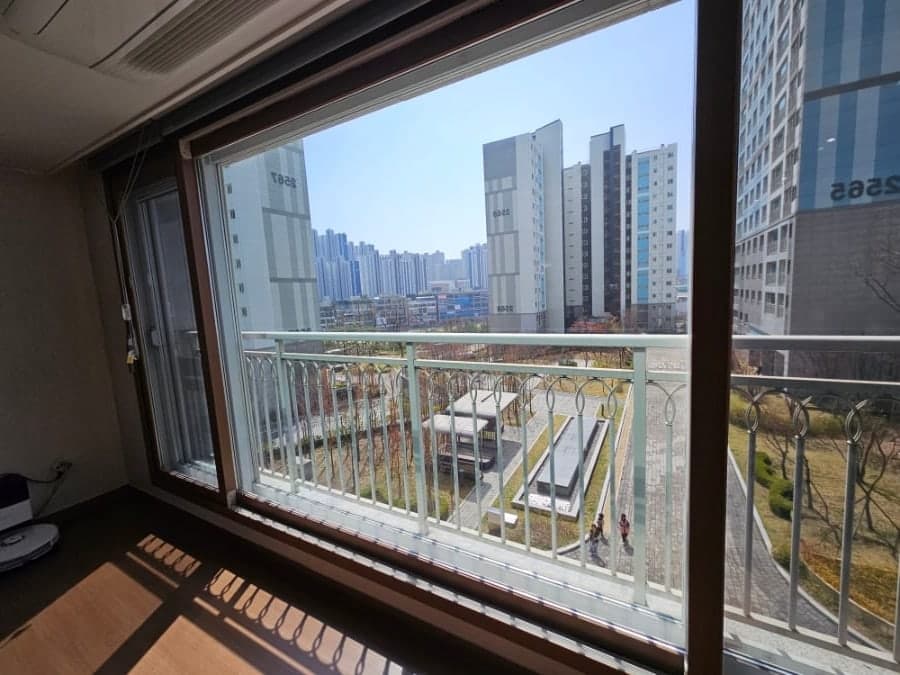 거실 코너 통창 — 청소 후